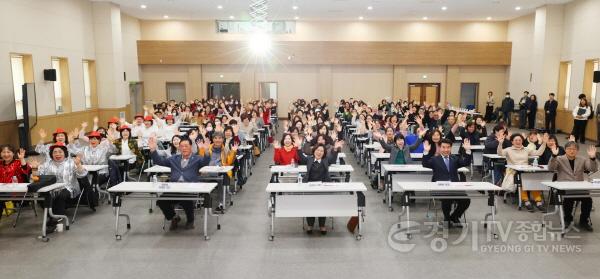 [크기변환]3-1. 안성 베이비부머 행복캠퍼스 상반기 입학식 개최(단체사진).jpg
