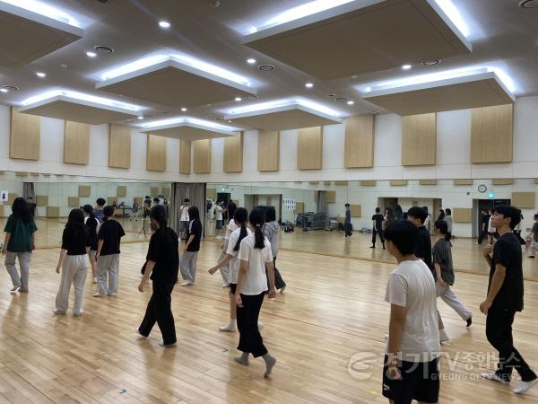 [크기변환]02.2024년_경기틴즈연극·뮤지컬 용인_연습사진.jpg