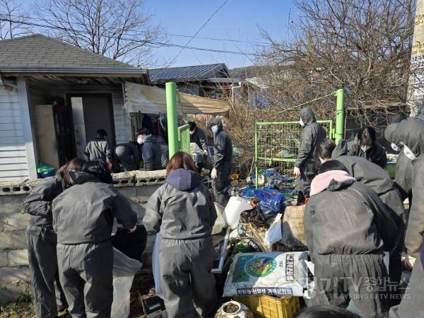 [크기변환]2. 이천시 저연차 공무원들, 나눔의 손길로 주거환경개선에 앞장서2.jpg