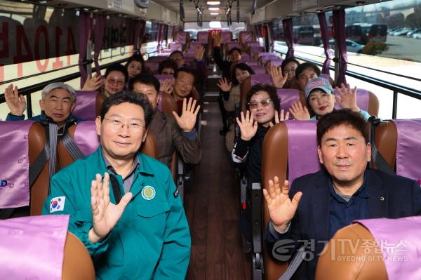 [크기변환]12-1. 이상일 용인특례시장이 21일 경희대 차고지에서 4월 1일부터 정식 운행하는 4104번 광역버스 사전점검을 하고 있다..jpg