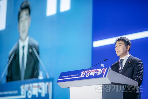 [크기변환]사진 2) 축사 중인 배정수 의장.jpg