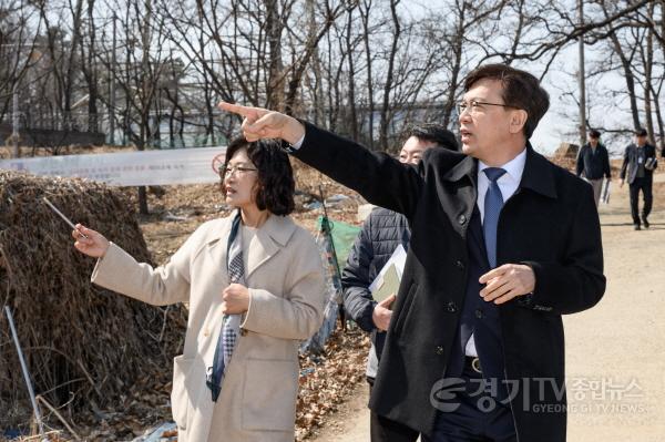 [크기변환]2-1. 현근택 수원시 제2부시장, 경기생태마당 조성 사업 현장 점검.jpg