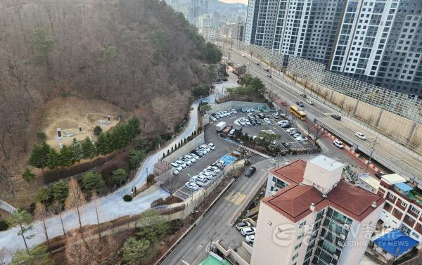 [크기변환]1-2. 용인특례시는 처인구 김량장동 산 37-16번지 일원 용인중앙공원의 노후 시설과 주차장 개선 공사를 완료했다..jpg