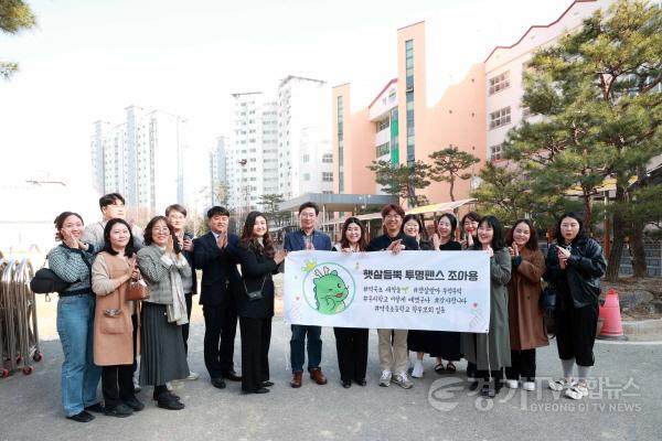 [크기변환]1-2. 21일 역북초에서 이상일 용인특례시장이 학교장과 학부모들과 기념사진을 찍고 있다.jpg