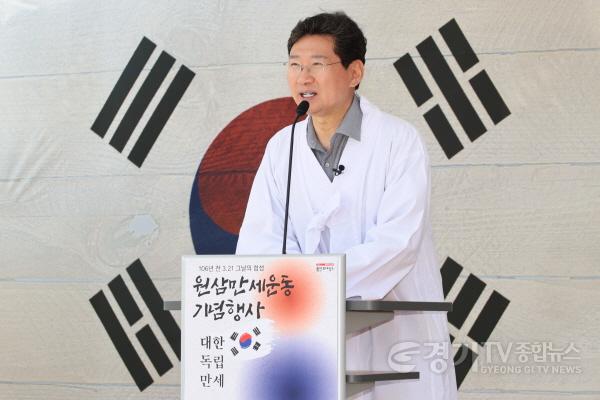 [크기변환]2-3. 22일 원삼면 이음센터 야외무대에서 열린 3.21 만세운동 기념행사에 참석한 이상일 용인특례시장이 축사를 하고 있다..jpg