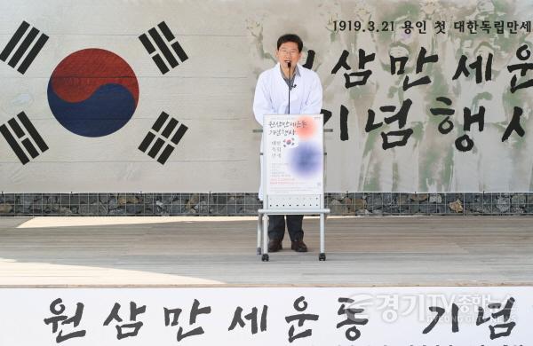 [크기변환]2-4. 22일 원삼면 이음센터 야외무대에서 열린 3.21 만세운동 기념행사에 참석한 이상일 용인특례시장이 축사를 하고 있다..jpg