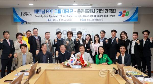 [크기변환]2. 21일 시청 영상회의실에서 류광열 제1부시장과 응우옌 반 코아 FPT그룹 대표이사 등 간담회 참석자들이 기념사진을.JPG