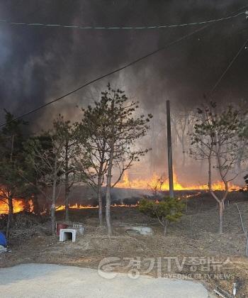 [크기변환]2. 용인특례시 산림 인접지역의 논·밭에서 영농 부산물 등의 불법 소각 행위로 인한 산불 발생 모습.JPG
