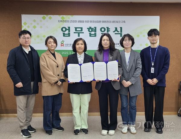 [크기변환]4. 수지구보건소와 수원시환경성질환아토피센터 관계자가 업무협약 후 기념사진을 찍고 있다 (1).jpeg