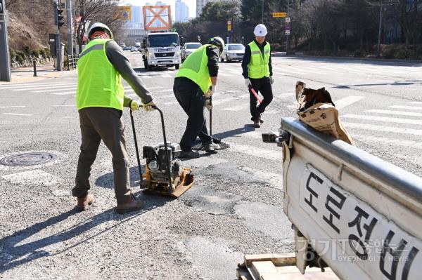 [크기변환]1. 수원에서 포트홀 발견하면 ‘포트홀 24시 기동 대응반’에 신고하세요!.jpg