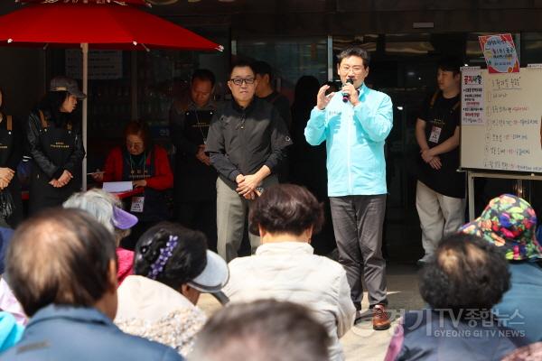 [크기변환]2-1. 이상일 용인특례시장이 문화협회 푸드뱅크 방문해 인사말을 하고 있다.jpg