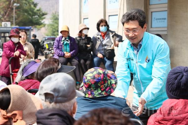 [크기변환]2-2. 이상일 용인특례시장, 문화협회 푸드뱅크 격려 방문.jpg