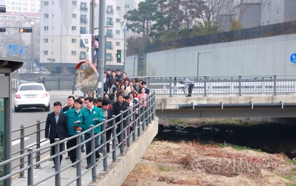 [크기변환]12-4 25일 이상일 용인특례시장이 마북천 산책로 설치 예정지를 현장 점검했다.JPG