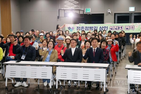 [크기변환]1.수원 전통시장 및 행리단길 벤치마킹(단체사진).jpg