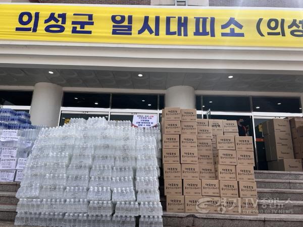 [크기변환]01-2 경북 의성 산불 긴급 구호물품 의성군 임시대피소 전달 사진.jpg