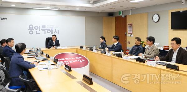 [크기변환]2-2. 이상일 용인특례시장이 25일 제1회 특산품 지정 심의위원회에 참석해 인사말 하고 있다.jpg