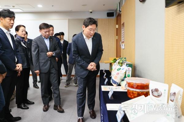 [크기변환]2-3. 이상일 용인특례시장이 신청받은 특산품 종류를 살펴보고 있다.jpg