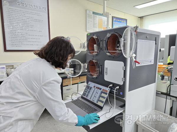 [크기변환]6. 용인시농업기술센터 연구원이 가축분뇨 퇴비 부숙도를 측정하고 있다.jpg