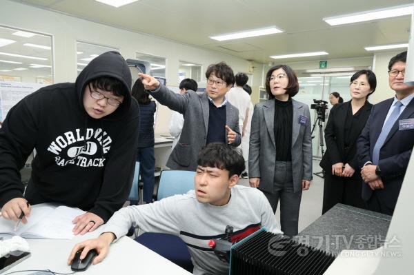 [크기변환]1-4. ‘반도체 장비 소재·부품 실장평가 테스트베드 구축사업 비전 선포식(견학사진).jpg