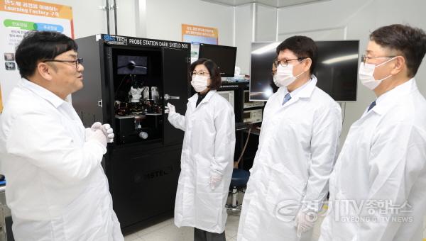 [크기변환]1-5. ‘반도체 장비 소재·부품 실장평가 테스트베드 구축사업 비전 선포식(견학사진).jpg