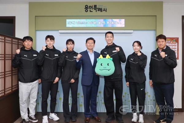 [크기변환]250327 2-1. 이상일 용인특례시장은 26일 시장실에서 우상혁선수와 신규 입단한 육상팀 선수를 격려했다.JPG