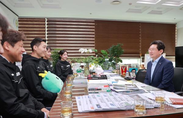 [크기변환]250327 2-2. 이상일 용인특례시장은 26일 시장실에서 우상혁선수와 신규 입단한 육상팀 선수를 격려했다.JPG