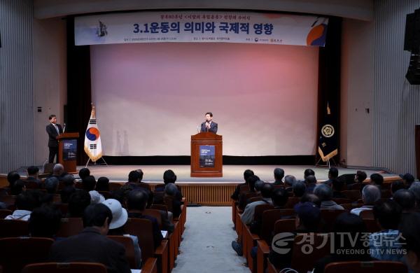 [크기변환]250327 3-2. 이상일 용인특례시장은 26일 기흥구 상갈동 경기도박물관 뮤지엄아트홀에서 개최된 광복 80주년 기념 ‘이달의 독.JPG