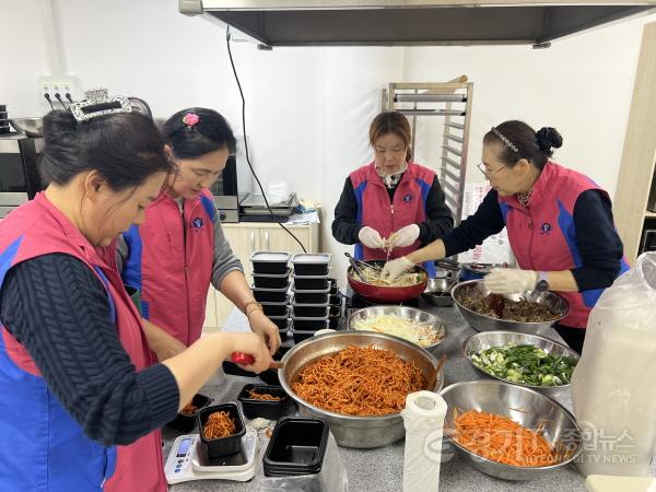 [크기변환]250327 8-2. 용인특례시 생활개선용인시연합회 구성지회 회원들은 취약계층 위한 반찬나눔 재능기부 활동에 참여했다.JPG