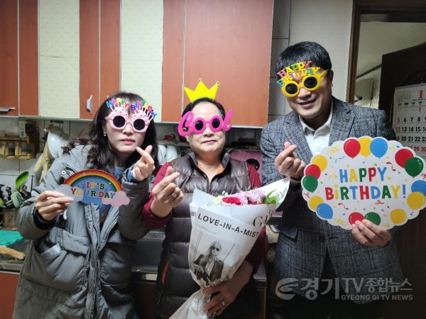 [크기변환]250327 9. 수지구의 어르신 생신축하 모습 (1).jpg