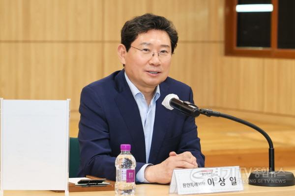 [크기변환]250327 12-2. 26일 시청 비전홀에서 열린 제2기 용인시 자치분권시민협의회 위촉식 및 정기회의에서 이상일 용인특례시장이 발언하고 있다.jpg