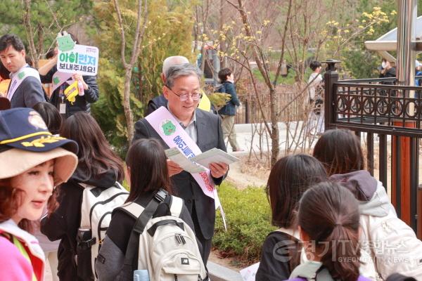 [크기변환]250327 13-2. 25일 역북동 행정복지센터~함박초 일원에서 진행한 '아이먼저 어린이 안전문화 캠페인'.JPG