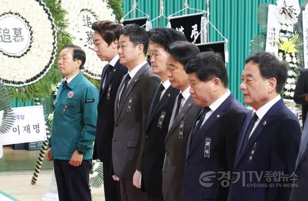 [크기변환]250326 김진경 의장, 산청 산불진화 희생자 조문..애도의 뜻 전해 (1).jpg