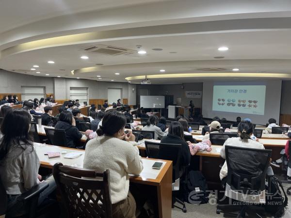 [크기변환]1-1. 27일 용인과학예술대 학생을 대상으로 진행된 휴머노이드 아기돌봄 체험.jpg