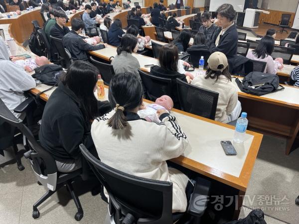 [크기변환]1-2. 27일 용인과학예술대 학생을 대상으로 진행된 휴머노이드 아기돌봄 체험.jpg