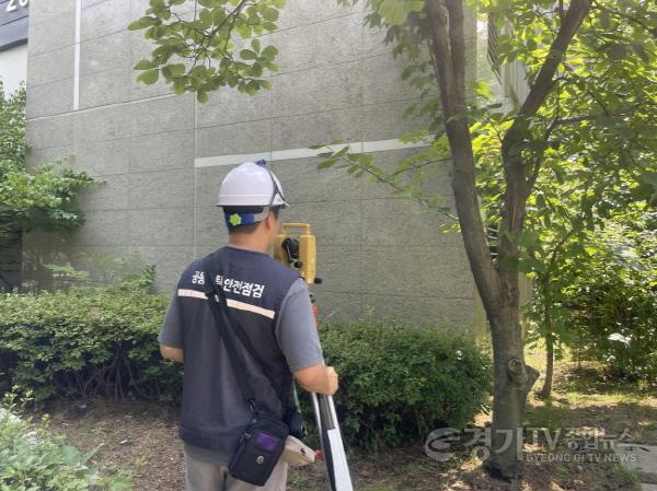 [크기변환]3-1. 소규모 공동주택 단지 건축물 기울기(수직도) 측정을 하고 있는 모습.jpg