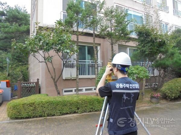 [크기변환]3-2. 소규모 공동주택 단지 건축물 기울기(수직도) 측정을 하고 있는 모습.JPG