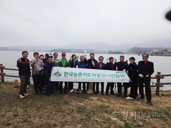 [크기변환]7-1. 용인특례시 대표 농업인 단체 농촌지도자용인시연합회원들은 용담호수 수질정화를 위해 EM흙공 500개를 던졌다.jpg