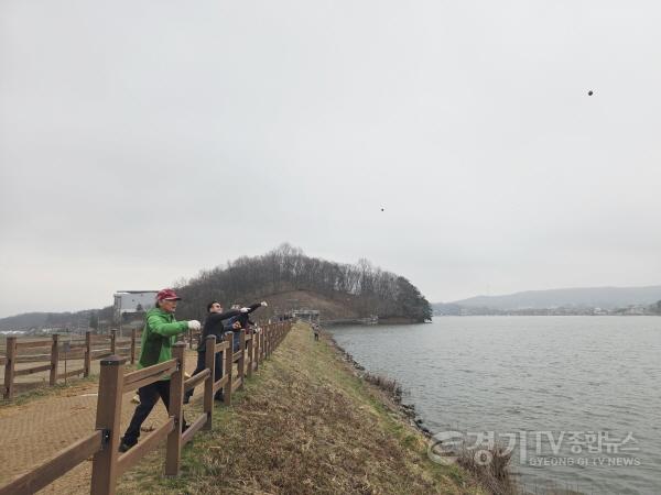 [크기변환]7-2. 용인특례시 대표 농업인 단체 농촌지도자용인시연합회원들은 용담호수 수질정화를 위해 EM흙공 500개를 던졌다.jpg