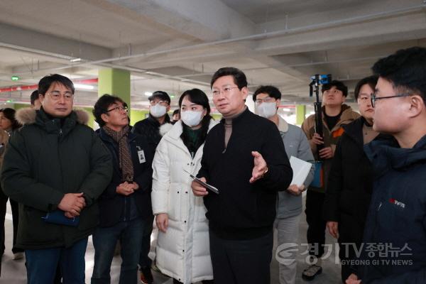 [크기변환]11-1. 이상일 용인특례시장은 4차례 경남아너스빌디센트 건설 현장을 방문해 하자보수 상황을 살폈다.jpg