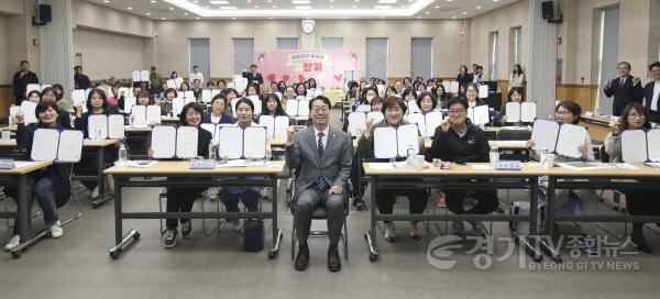 [크기변환]9-2. 28일 정명근 화성특례시장(첫번째줄 왼쪽 네번째)이 로컬푸드 소비자 파트너단과 함께 화이팅을 외치고 있다..jpg