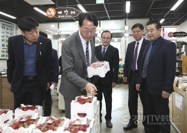 [크기변환]9-4. 정명근 화성특례시장(왼쪽 두번째)이 28일 화성푸드통합지원센터를 방문해 지역 농산물을 살피고 있다.jpg