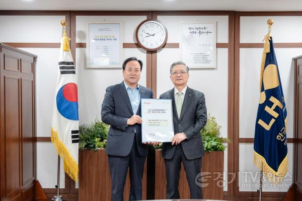 [크기변환]1. 이권재 오산시장, 이한준 LH 사장 만나 오산 세교3 공공주택지구 조기 지구지정 건의-1.jpg