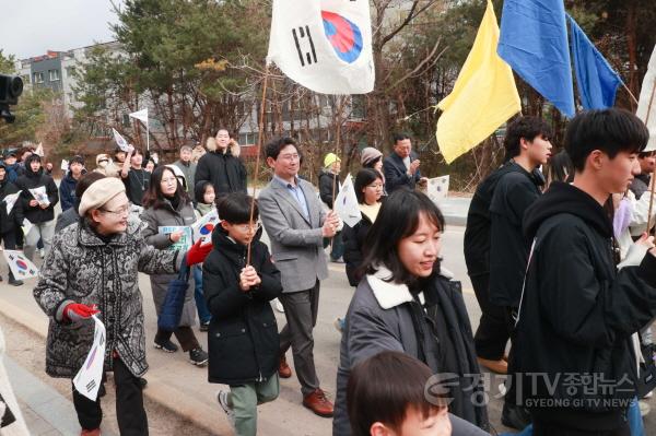 [크기변환]1-2 29일 이상일 용인특례시장이 머내만세운동 기념식 후 참석자들과 행진하고 있다.jpg