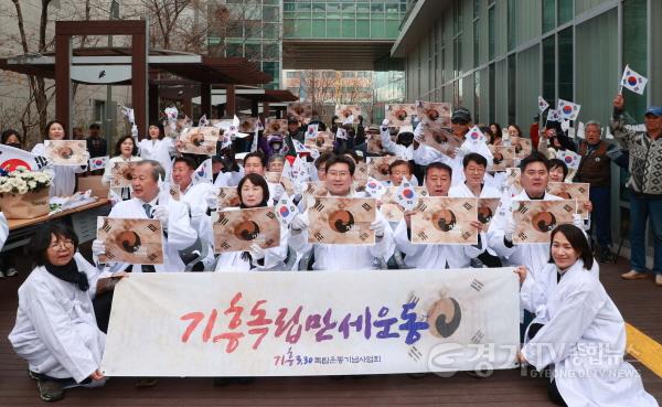 [크기변환]1-4 29일 이상일 용인특례시장이 기흥독립만세운동 기념식 참석자들과 기념사진을 찍고 있다.jpg