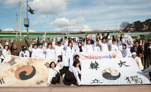 [크기변환]1-6 29일 이상일 용인특례시장이 기흥독립만세운동 기념식 참석자들과 기념사진을 찍고 있다.jpg