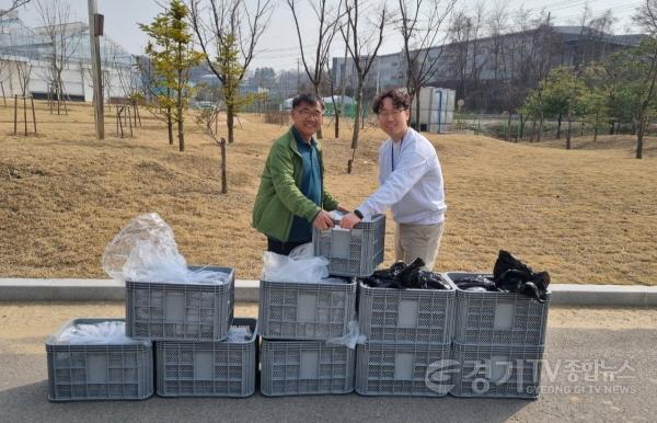 [크기변환]1-1. 화성시농업기술센터 관계자가 관내 딸기농가에 딸기 우량묘를 전달하고 있다.jpg