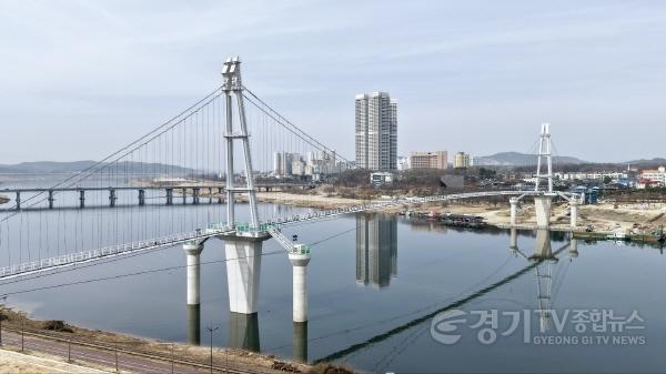 [크기변환]01여주시, 여주 남한강 출렁다리 준공. 5월 정식 개통.jpeg