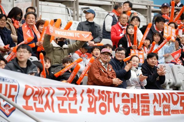 [크기변환]1-3 화성FC K리그2 홈경기 개막전에서 화성특례시민들이 응원을 하고 있다.jpg