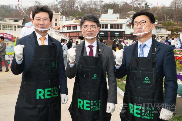 [크기변환]8-3. 이상일 용인특례시장(왼쪽)은 김완섭 환경부장관(가운데)과 정해린 삼성물산 리조트 부문 대표와 함께 25일 에버랜드에서 다회용기 사용 확대 캠페인에 참여했다.jpg