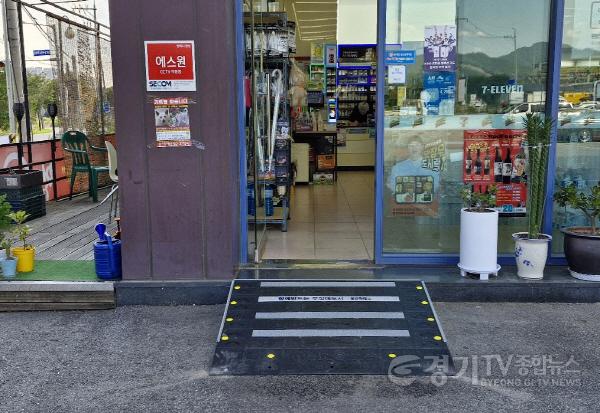 [크기변환]3. 편의점에 설치된 맞춤형 경사로.jpg